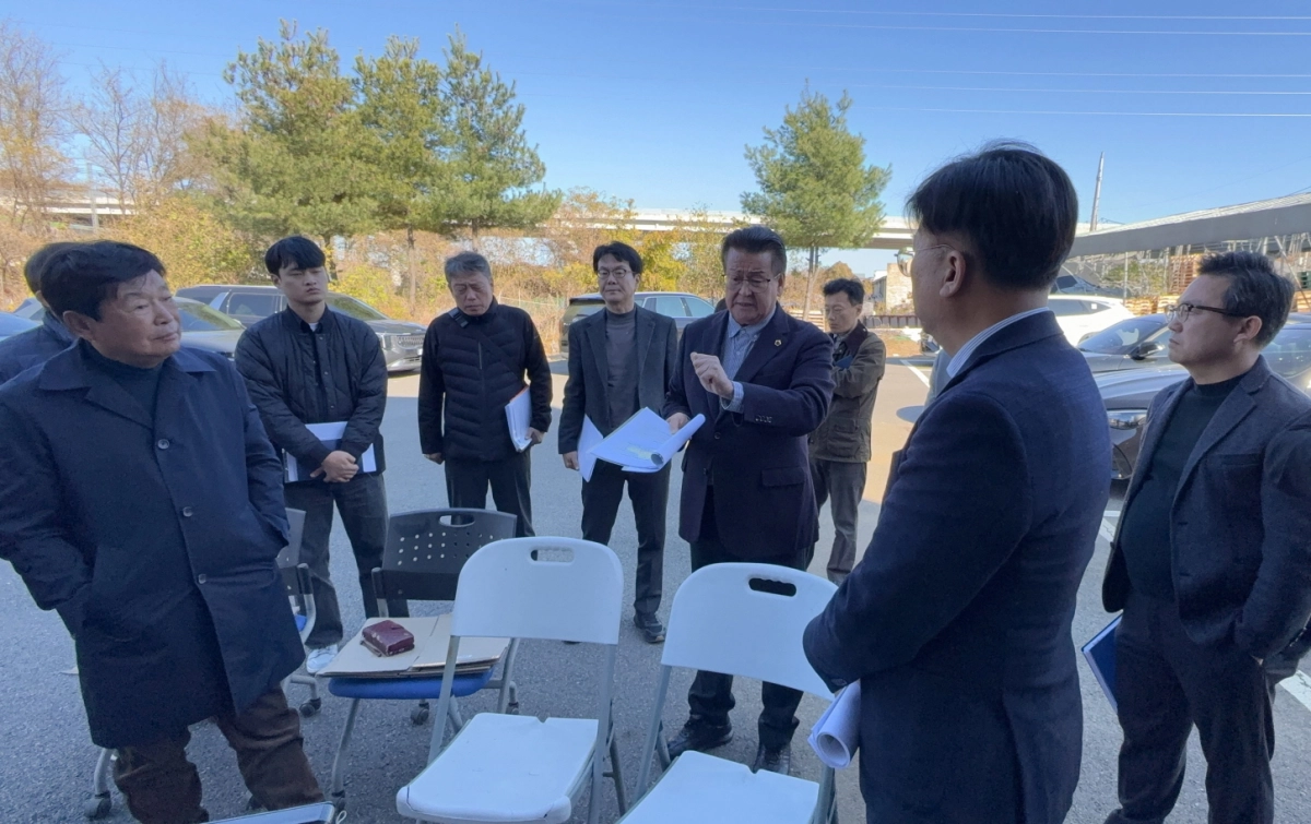 파주시 금촌천 아동제1교 재가설 계획과 관련해 안명규 의원이 관계 공무원 및 주민들과 현장간담회를 갖고 교량 설계안 및 안전 대책을 논의하고 있다.(사진=경기도의회)