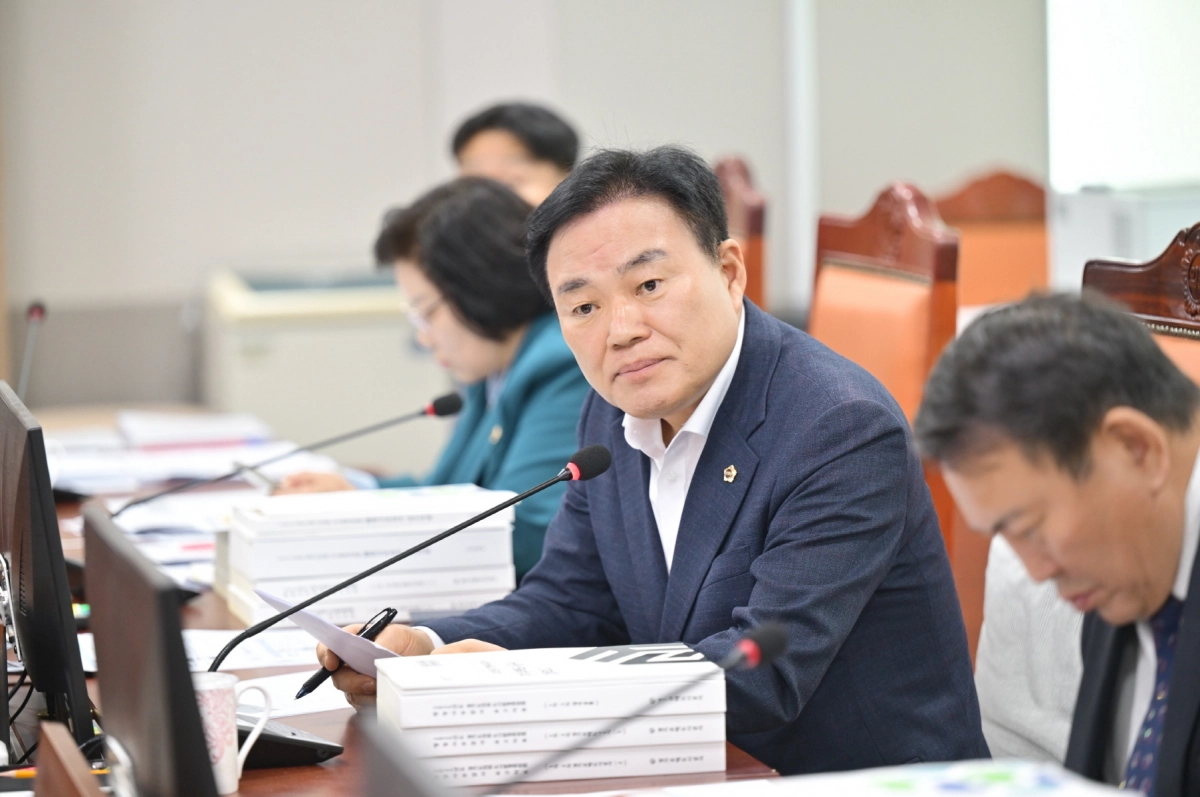 김종배 의원이 18일 실시된 2025년 종합감사에서 피감기관을 상대로 질의하고 있다.(사진=경기도의회)