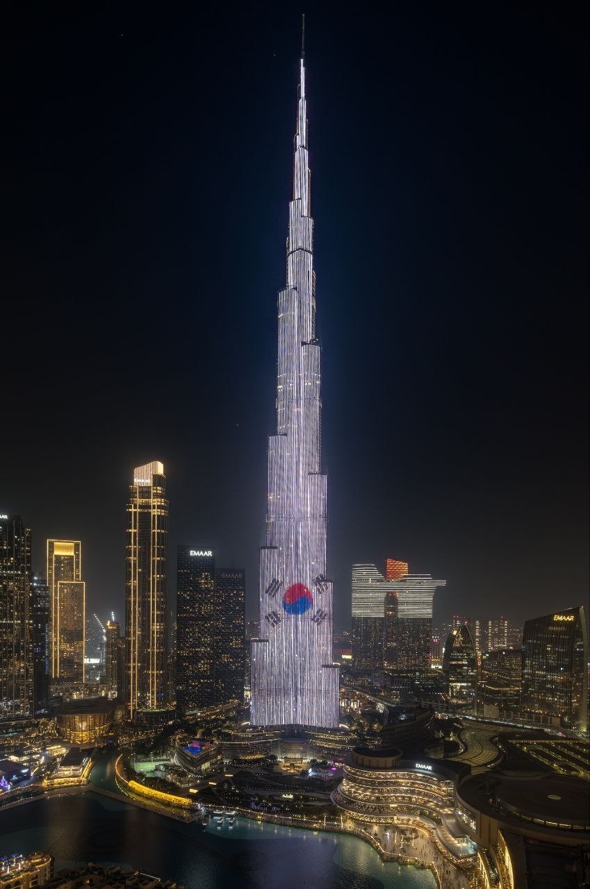 국빈 방문 환영 태극기 조명으로 물든 부르즈 칼리파