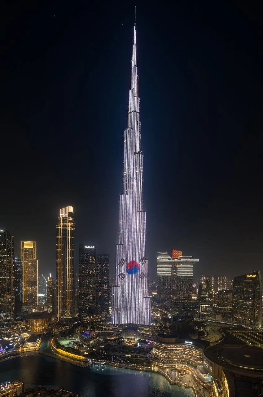 국빈 방문 환영 태극기 조명으로 물든 부르즈 칼리파