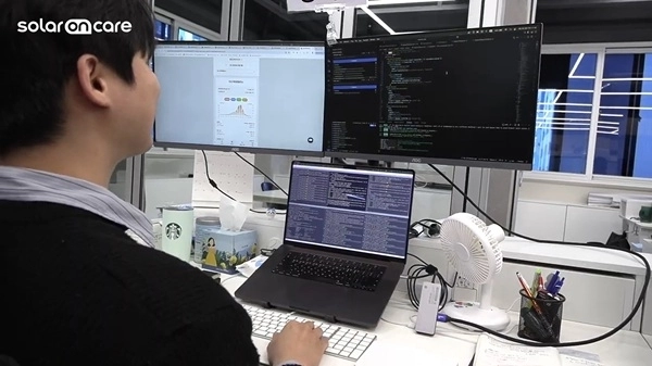 에이치에너지 관계자가 솔라온케어를 통해 수집된 전국 발전소 데이터를 기반으로 발전량을 예측하고 있다 ⓒ솔라온케어