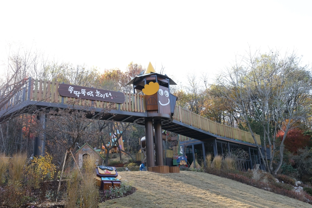 도봉구 초안산근린공원에 조성한 ‘뚝딱뚝딱 놀이터’ 모습. 도봉구 제공