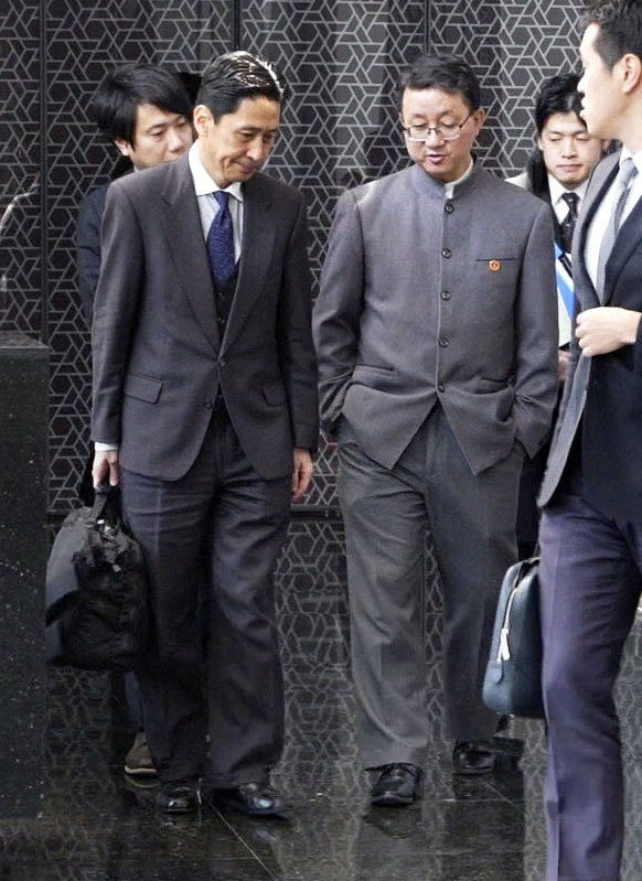 류진쑹(오른쪽) 중국 외교부 아시아국장이 18일 베이징을 방문한 가나이 마사아키(왼쪽) 일본 외무성 아시아대양주국장과 만나고 있다. 베이징 로이터 연합뉴스