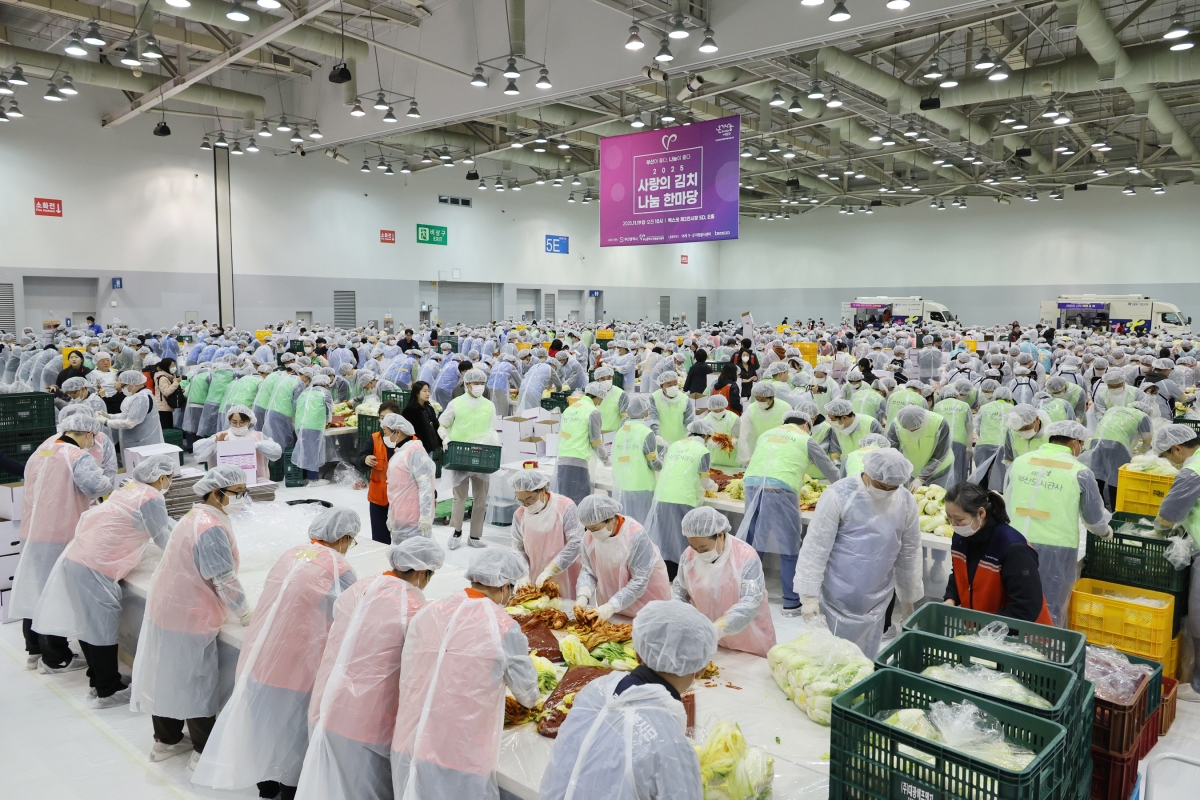 19일 해운대구 벡스코 제2전시장에서  열린 ‘2025 사랑의 김치나눔 한마당’에서 참가자들이 김치를 담그고 있다. 부산시 제공