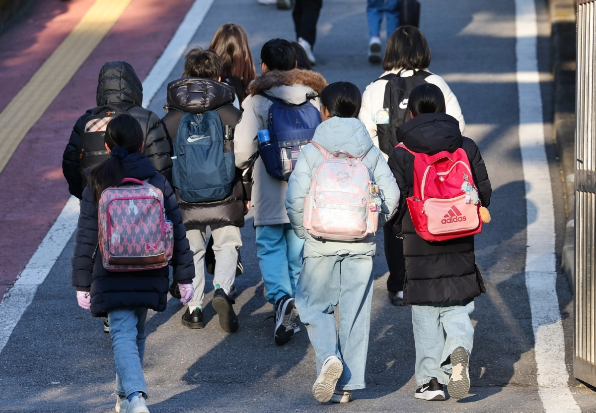 19일 서울 시내 초등학교를 등교하는 학생들의 모습. 뉴스1