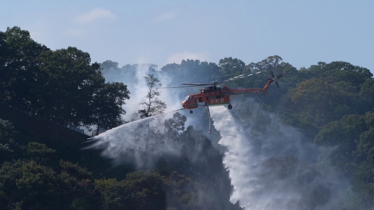 산불 진화 훈련에서 대형 헬기가 물을 투하하고 있다. 산림청 제공