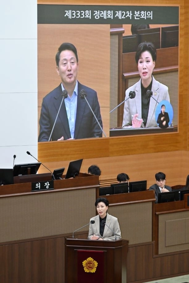지난 18일 열린 서울시의회 제333회 정례회 제2차 본회의 시정질문에서 오세훈 시장에게 질의하는 최재란 의원