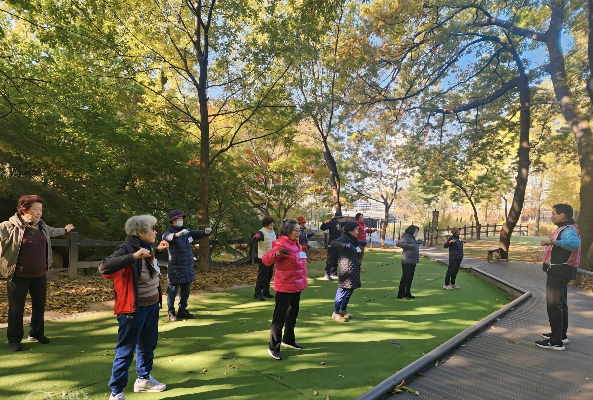 서울 노원구 어르신 지역거점공간 ‘어르신휴센터’ 참가자들이 바르게 걷기 활동을 하고 있다. 노원구 제공