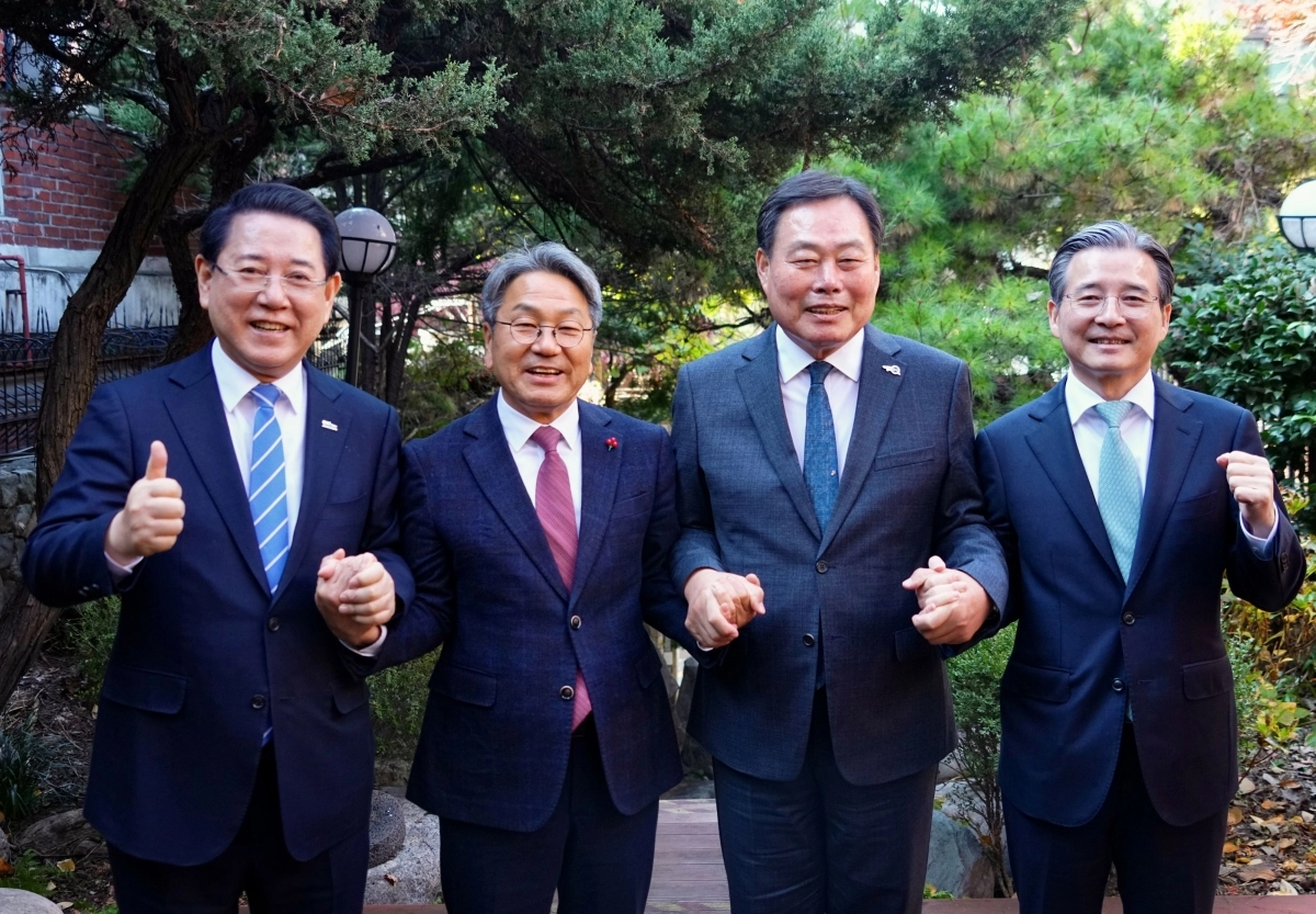 19일 서울 용산의 한 음식점에서 대통령실 주관 ‘대통령실·지자체 4자 사전협의’가 열렸다. 왼쪽부터 김영록 전남지사, 강기정 광주시장, 김산 무안군수, 김용범 대통령실 정책실장. 광주광역시 제공