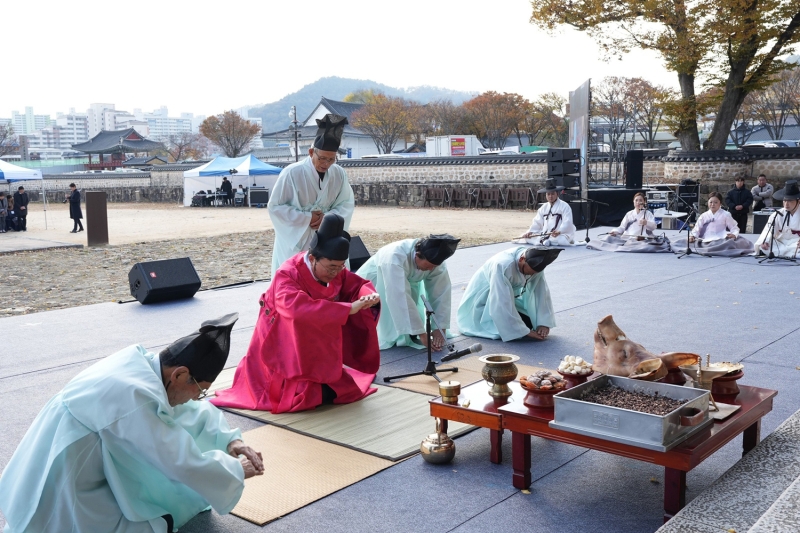 나주시는 지난 18일 조선시대 객사 건축의 정수를 보여주는 국가문화유산 보물 금성관 일원에서 ‘보물 금성관 해체수리 안전기원제’를 거행하고, 140여 년만에 본격적인 해체 수리에 들어갔다. 나주시 제공