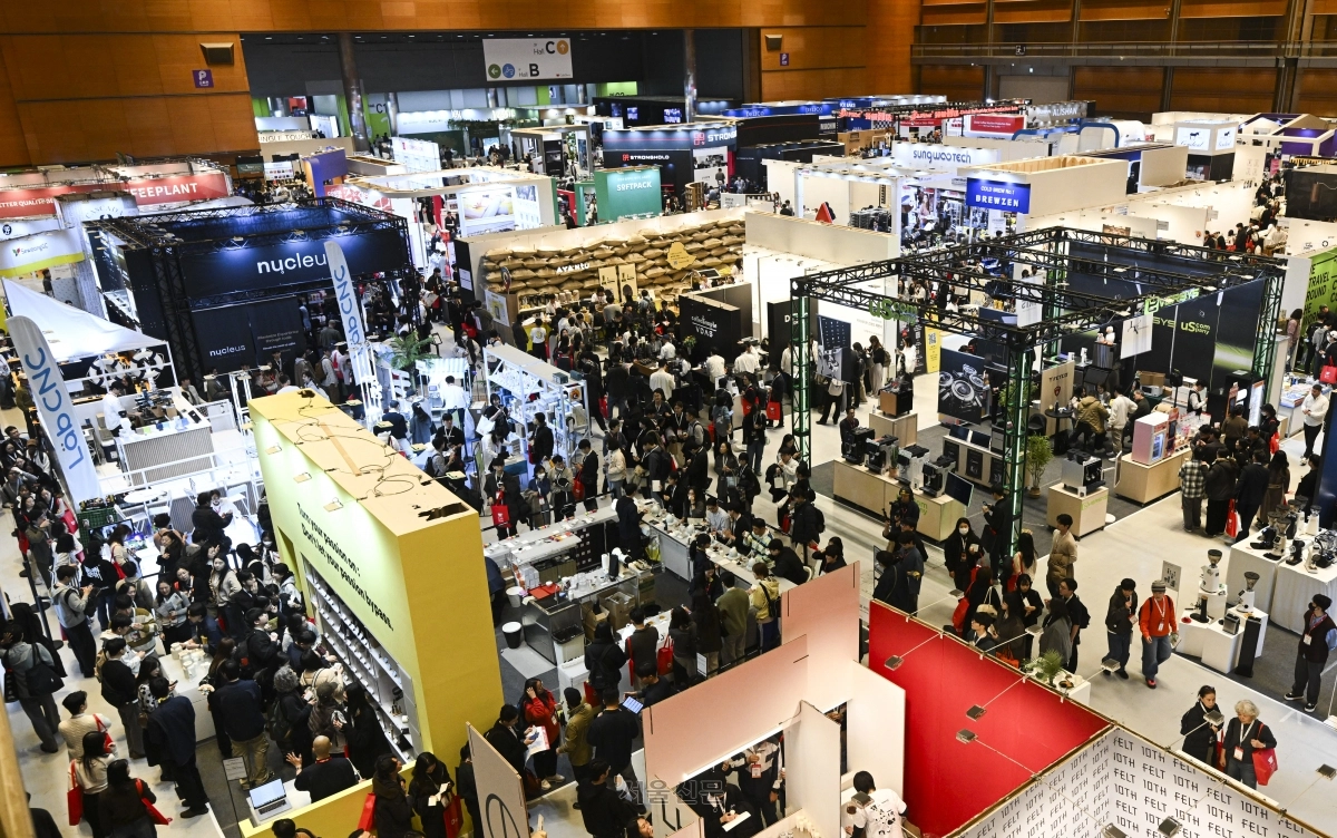 19일 서울 강남구 코엑스에서 열린 ‘2025 서울카페쇼’에서 관람객들이 부스를 둘러보고 있다. 2025.11.19 이지훈 기자