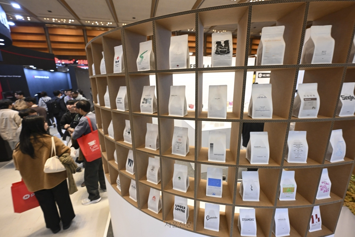 19일 서울 강남구 코엑스에서 열린 ‘2025 서울카페쇼’에서 관람객들이 부스를 둘러보고 있다. 2025.11.19 이지훈 기자