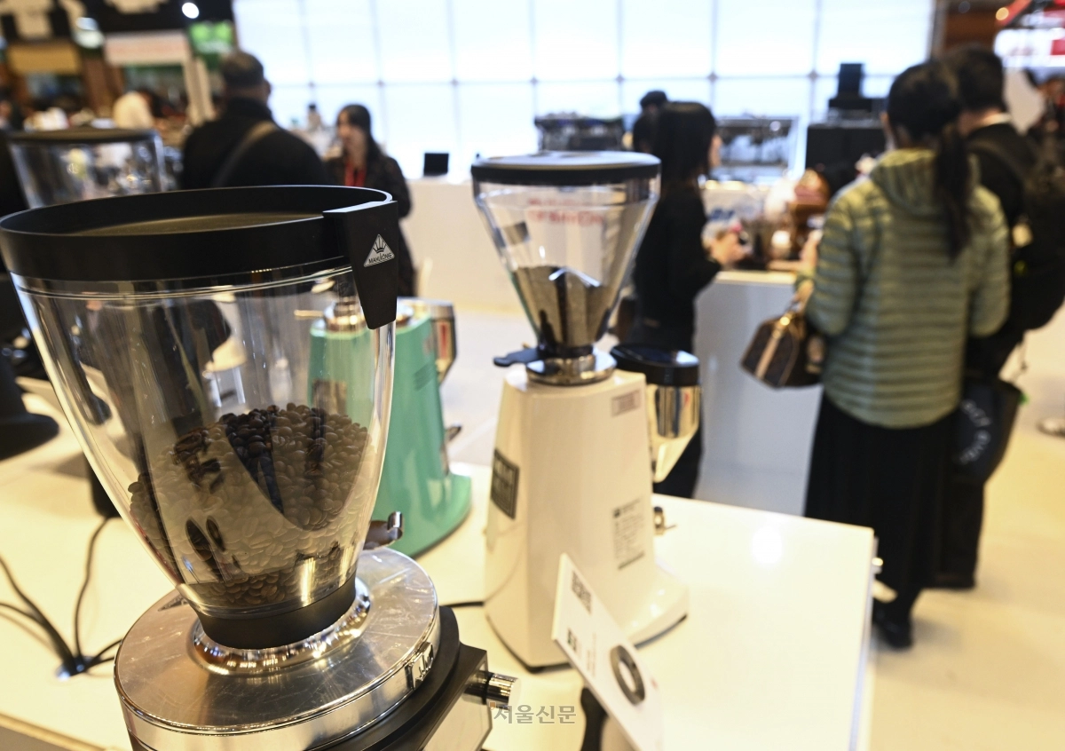 19일 서울 강남구 코엑스에서 열린 ‘2025 서울카페쇼’에서 관람객들이 부스를 둘러보고 있다. 2025.11.19 이지훈 기자