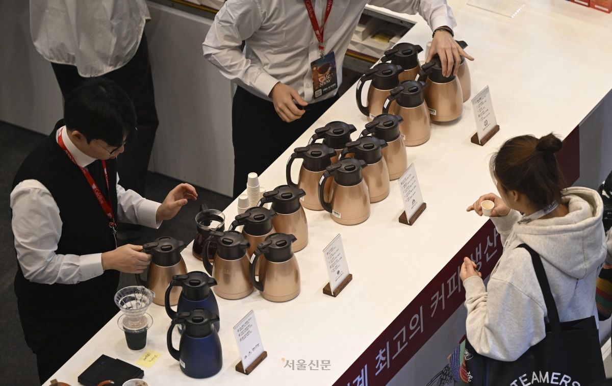 19일 서울 강남구 코엑스에서 열린 ‘2025 서울카페쇼’에서 관람객들이 부스를 둘러보고 있다. 2025.11.19 이지훈 기자