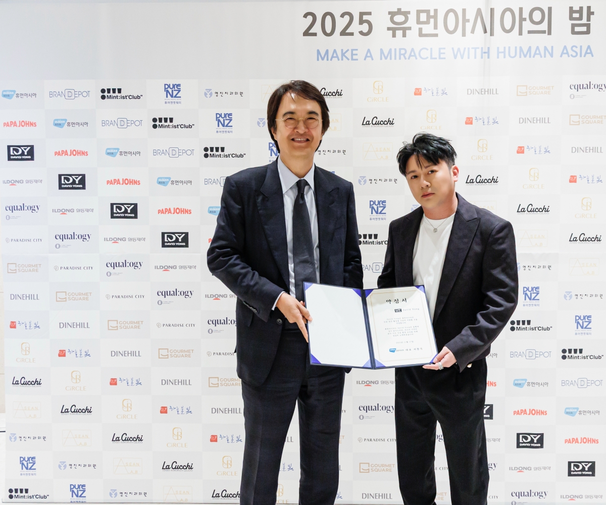 데이비드 용(오른쪽) 에버그린 그룹 대표가 서창록 휴먼아시아 대표와 업무협약(MOU)을 맺은 뒤 기념 촬영을 하고 있다. ㈜아세안랩 제공