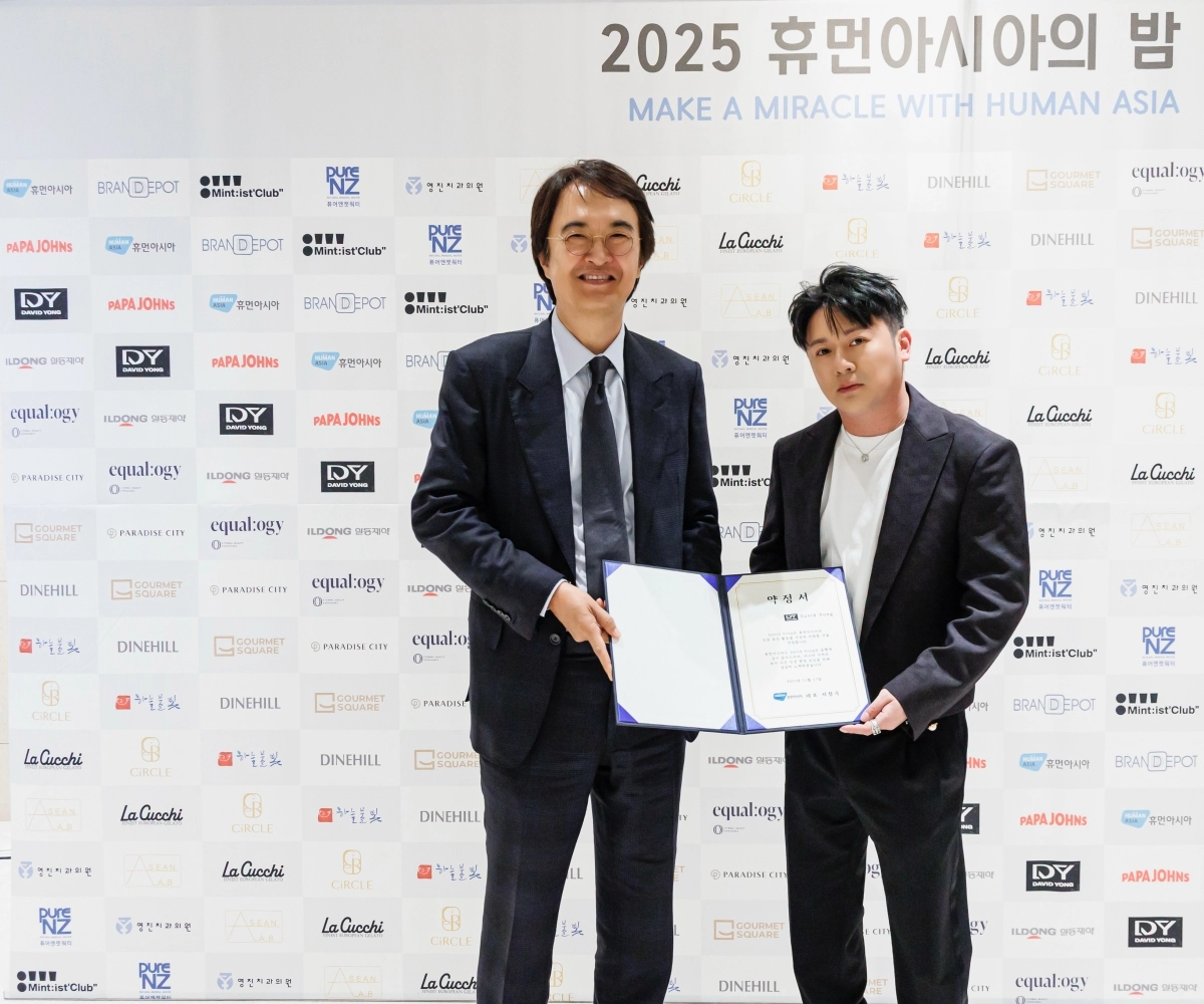 데이비드 용(오른쪽) 에버그린 그룹 대표가 서창록 휴먼아시아 대표와 업무협약(MOU)을 맺은 뒤 기념 촬영을 하고 있다. ㈜아세안랩 제공