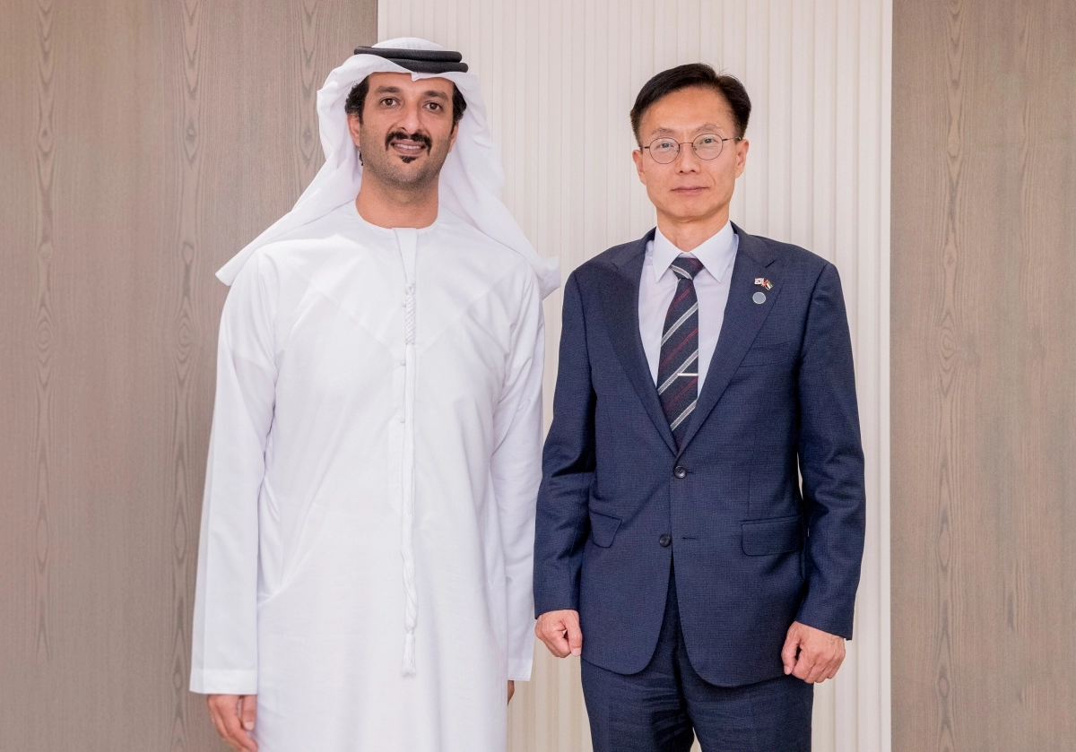 김용선(사진 오른쪽) 지식재산처장은 18일(현지 시각) 아랍에미리트 두바이 경제관광부 회의실에서 압둘라 빈 투크 알 마리 장관과 ‘지식재산 분야에서 심화 협력에 관한 양해각서의 개정에 관한 약정’ 이행을 위한 양자 회담을 진행했다. 지식재산처 제공