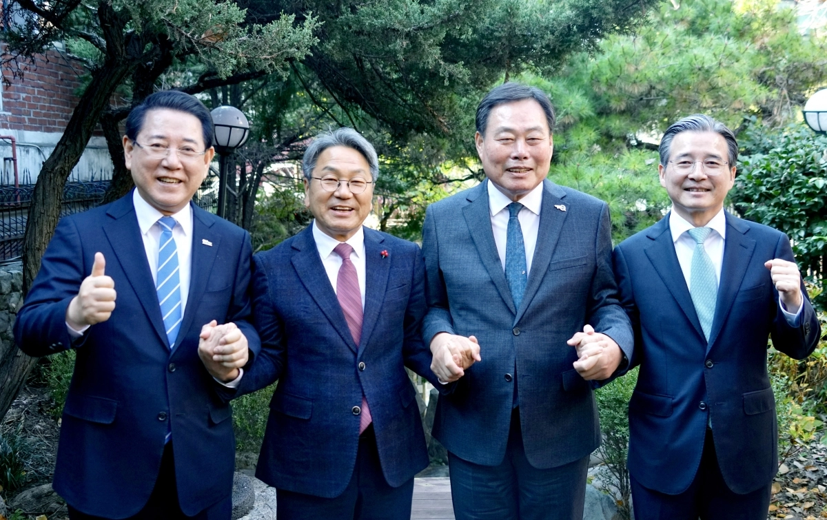 대통령실 김용범 정책실장과  김영록 전라남도지사, 강기정 광주광역시장, 김산 무안군수가 19일 서울에서 광주 민간·군공항 통합이전 추진을 위한 사전협의를 하고 기념 촬영을 하고 있다. 사진 왼쪽부터 김영록 전남지사, 강기정 광주시장,  김산 무안군수, 김용범 대통령실 정책실장