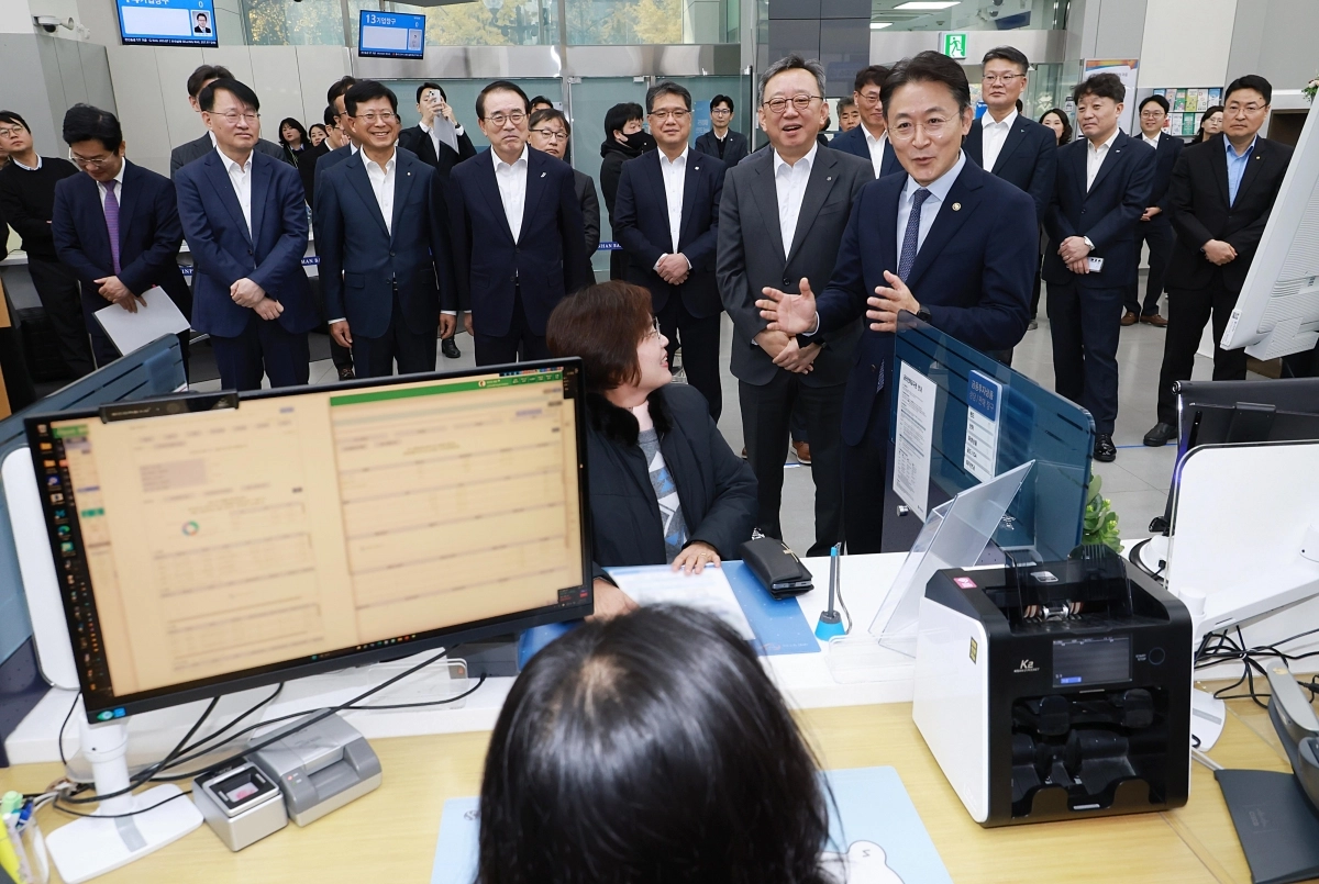 권대영(앞줄 맨 오른쪽) 금융위원회 부위원장이 19일 서울 중구 신한은행 광교영업부 영업점을 찾아 오픈뱅킹·마이데이터 서비스 실시 상황을 점검하고 있다. 금융위원회 제공