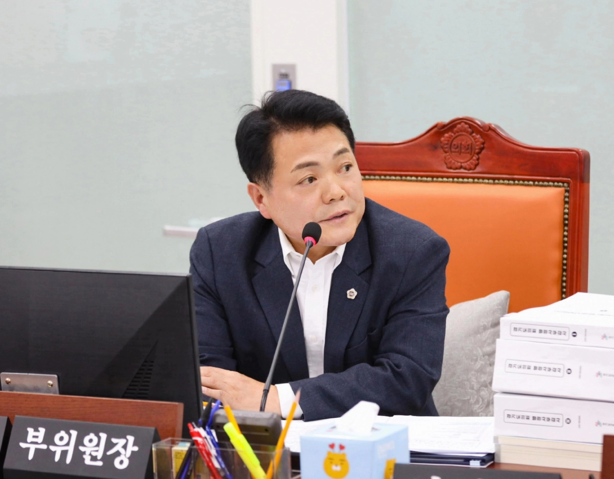 이인규 의원이 18일 열린 2025년도 행정사무감사에서 피감기관을 상대로 질의하고 있다.(사진=경기도의회)