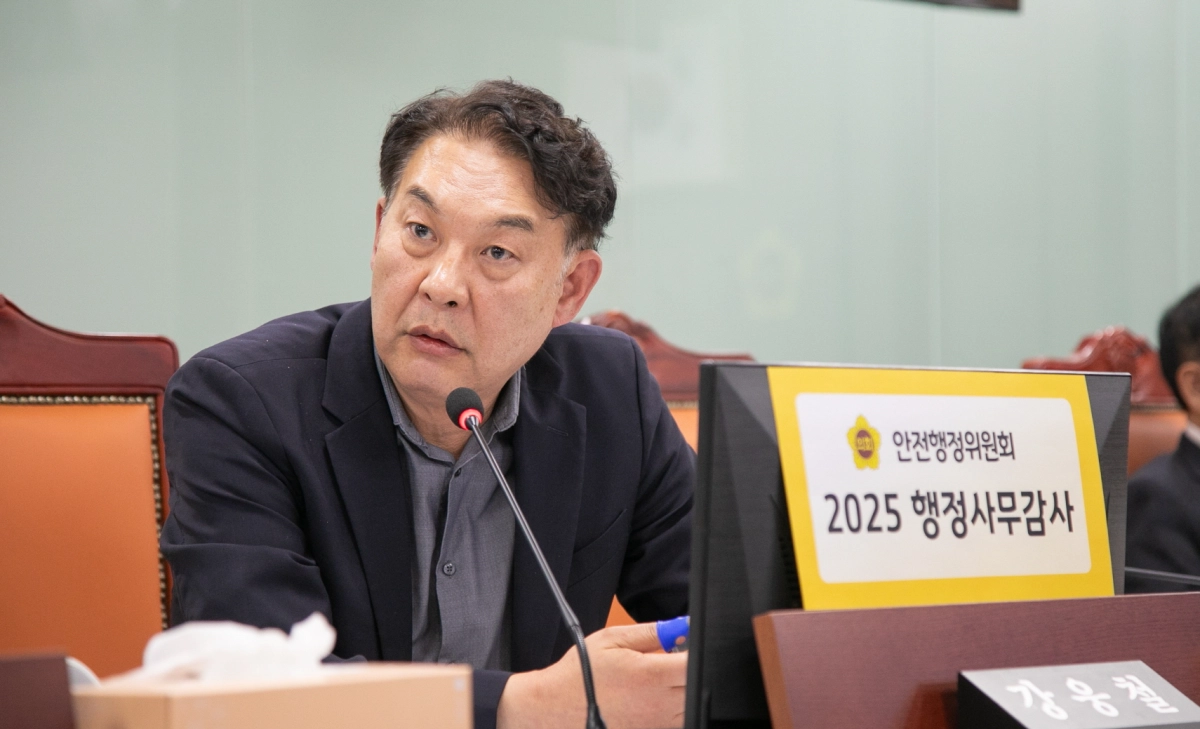 강웅철 의원이 경기도 자치행정국에 대한 2025년도 행정사무감사에서 피감기관을 상대로 질의하고 있다.(사진=경기도의회)