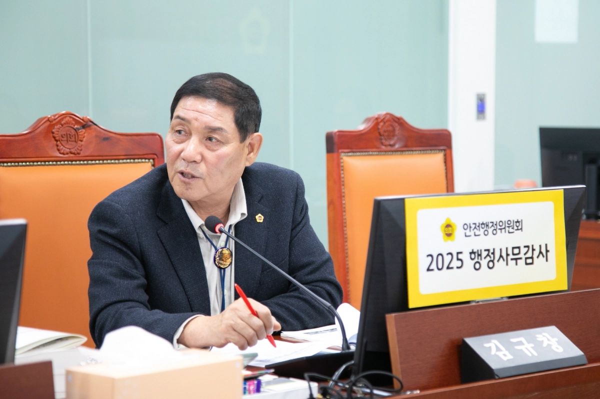김규창 부의장이 경기도 자치행정국에 대한 2025년 경기도 안전행정위원회 행정사무감사에서 피감기관을 상대로 질의하고 있다.(사진=경기도의회)