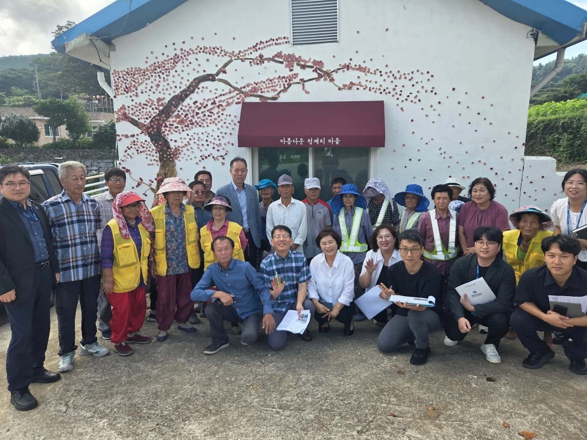 완도군이 ‘청정 전남 으뜸 마을 사업’ 평가에서 4년 연속 우수 시군에 선정돼 기념 촬영을 하고 있다.