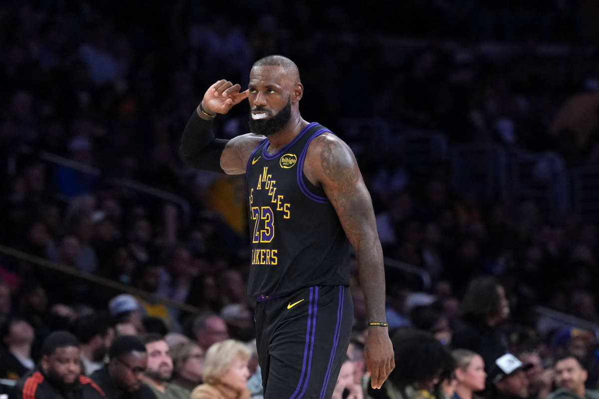 르브론 제임스(로스앤젤레스 레이커스)가 19일(한국시간) 미국 캘리포니아주 크립토닷컴 아레나에서 열린 2025~26시즌 미국프로농구(NBA) 정규시즌 유타 재즈와의 홈 경기에서 관중들의 환호에 화답하고 있다. 개막 15경기 만에 부상에서 복귀한 제임스는 NBA 사상 처음 23번째 시즌을 치르는 선수가 됐다. 로이터 연합뉴스
