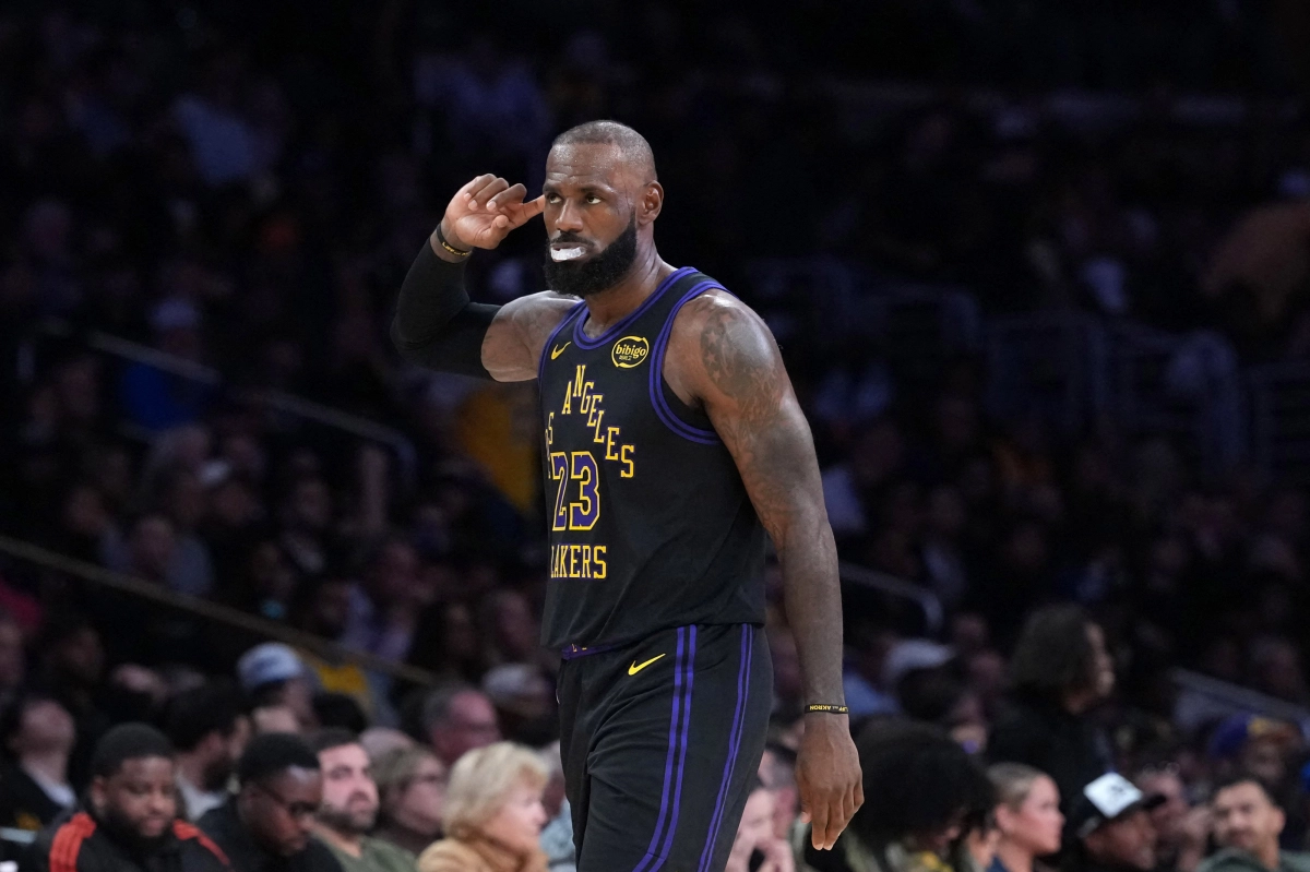 르브론 제임스(로스앤젤레스 레이커스)가 19일(한국시간) 미국 캘리포니아주 크립토닷컴 아레나에서 열린 2025~26시즌 미국프로농구(NBA) 정규시즌 유타 재즈와의 홈 경기에서 관중들의 환호에 화답하고 있다. 개막 15경기 만에 부상에서 복귀한 제임스는 NBA 사상 처음 23번째 시즌을 치르는 선수가 됐다. 로이터 연합뉴스