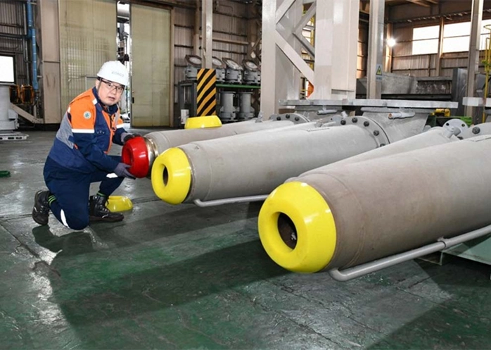 고로 송풍 지관 접합면 손상 방지 작업. 포스코 제공