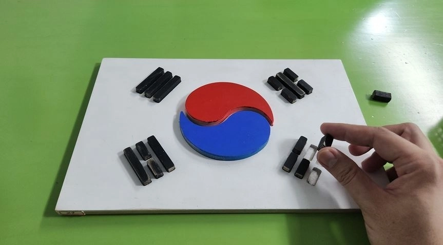 문성호 서울시의원이 직접 실습해 본 태극기 맞추기 퍼즐