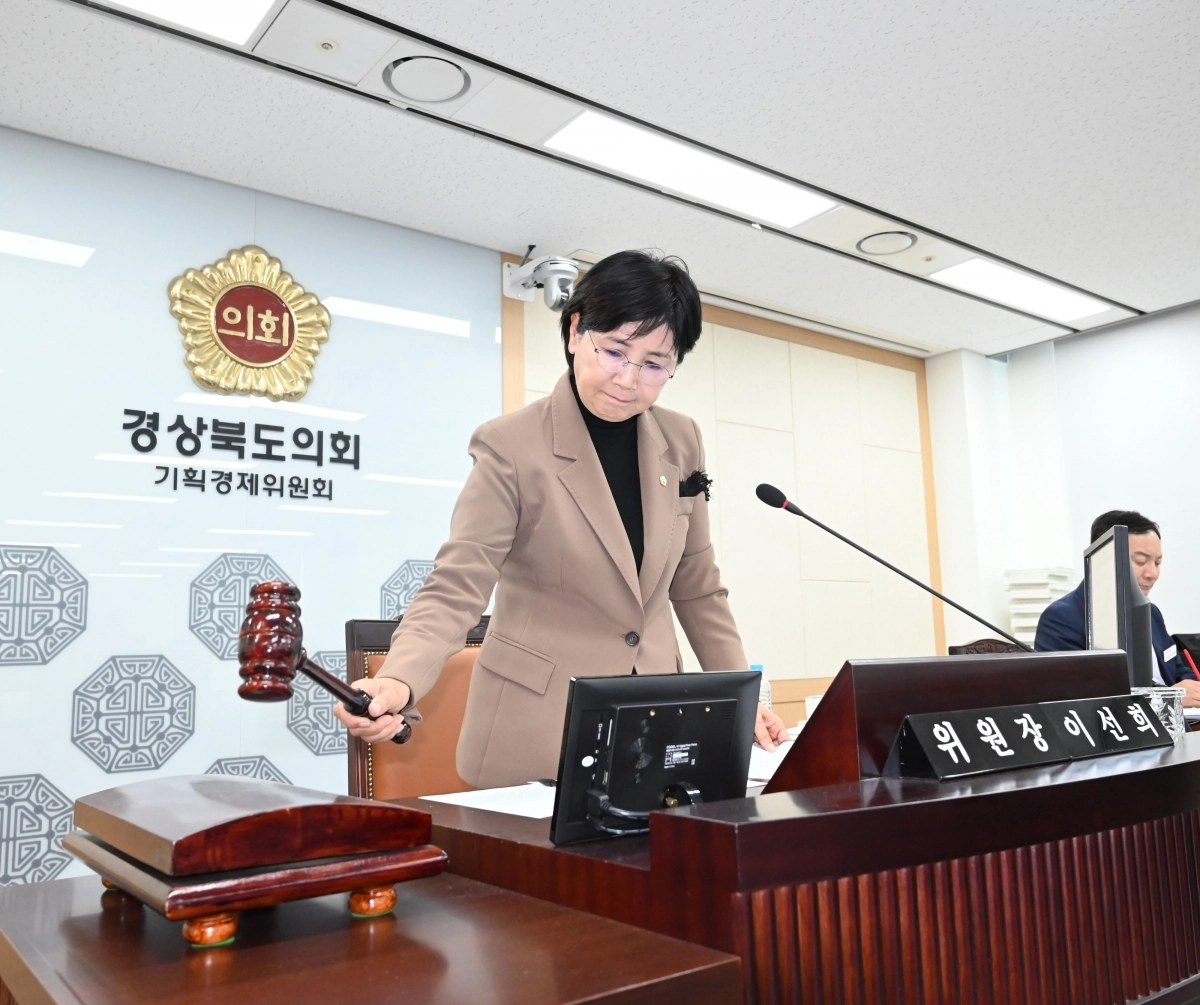 지난 18일 기획경제위웡회 행정사무감사에서 위원장 회의진행을 위해 의사봉을 두드리고 있다. 경북도의회 제공