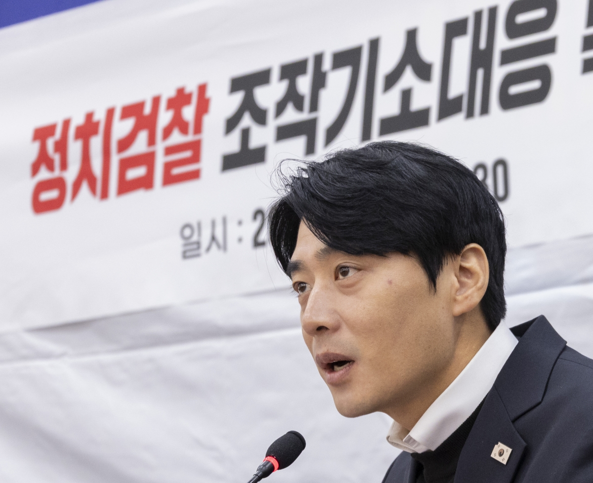 더불어민주당 정치검찰 조작기소대응 특별위원회 한준호 위원장이 19일 국회에서 열린 특위 활동 보고회에서 지난 4개월 간 조사된 내용을 발표하고 있다. 연합뉴스