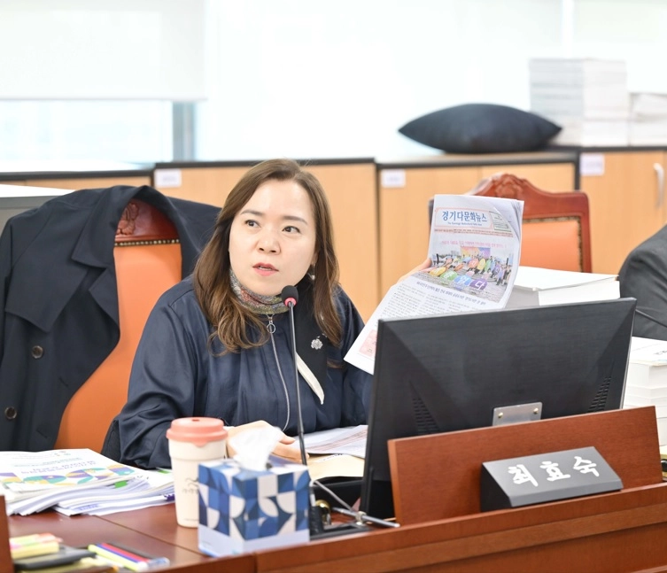 최효숙 의원이 14일 열린 ‘2025년 경기도의회 여성가족평생교육위원회 종합감사’에서 피감기관을 상대로 질의하고 있다.(사진=경기도의회)