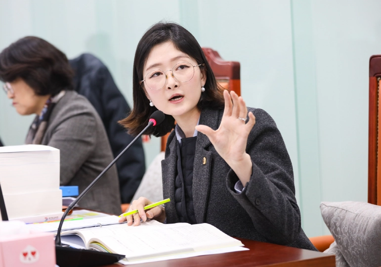 장윤정 의원이 18일 열린 2025년도 경기도교육청 행정사무감사에서 피감기관을 상대로 질의하고 있다.(사진=경기도의회)