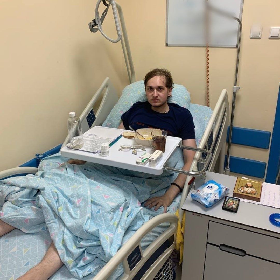 에너지음료 남용으로 췌장이 괴사하고 걷지 못하게 된 러시아 청년 아르템.