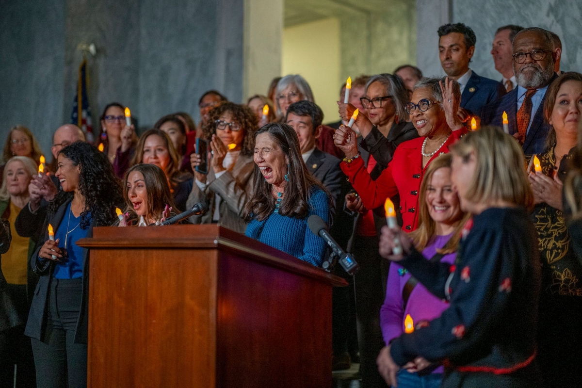 18일(현지시간) 미국 워싱턴DC 연방의회에서 열린 제프리 엡스타인 성착취 피해자 촛불 추도식에서 민주당 소속 테레사 레지어 페르난데스(뉴멕시코·가운데) 연방 하원의원이 ‘엡스타인 파일’ 공개 법안이 하원에 이어 상원에서도 통과된 사실을 발표하며 참석자들과 환호하고 있다. 워싱턴DC AFP 연합뉴스