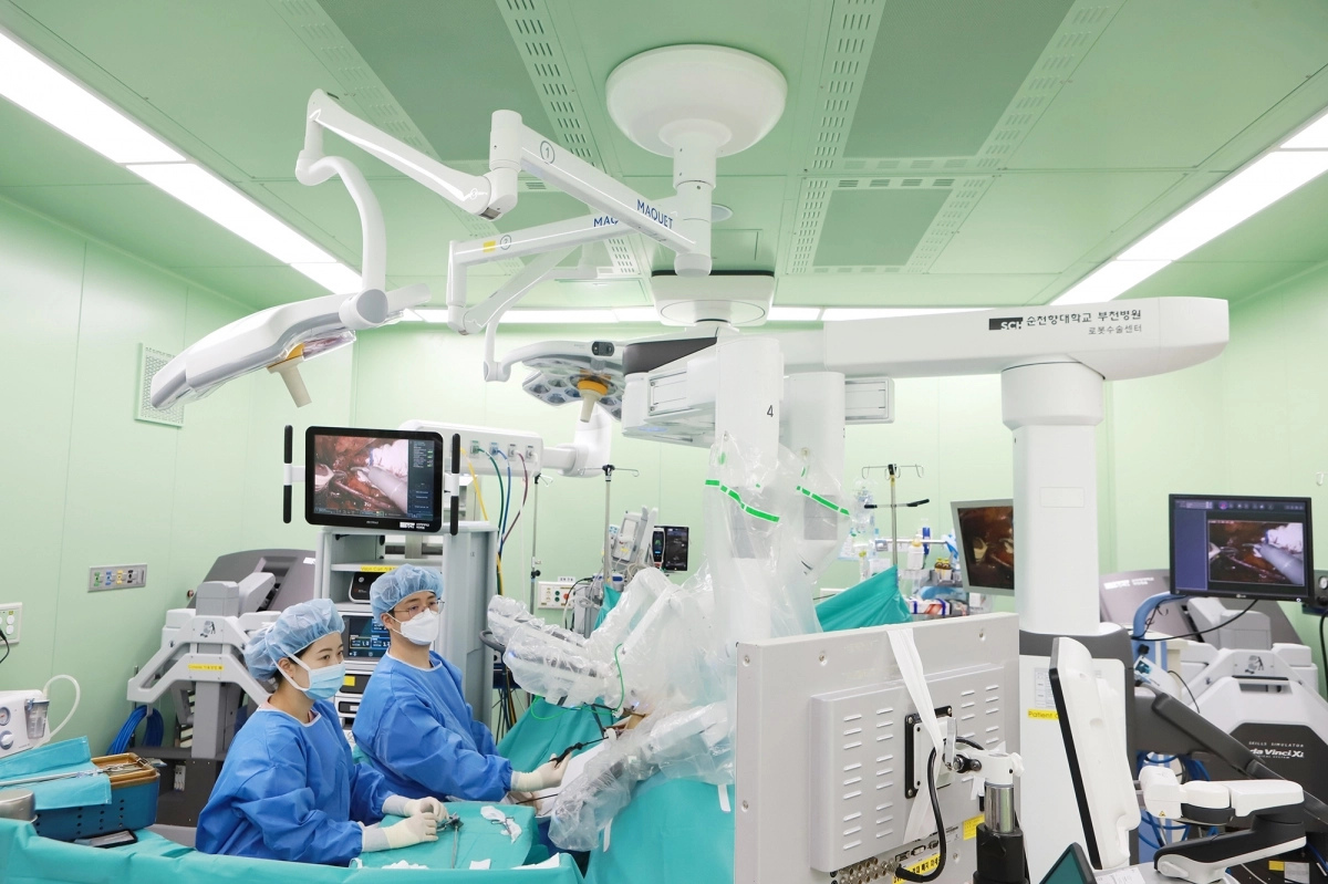 지난해 5월 순천향대 부천병원 로봇수술센터에서 의료진들이 ‘다빈치 Xi 로봇 수술기’를 활용해 76세 환자의 신장 종양 절제 수술을 하고 있다. 순천향대 부천병원 제공