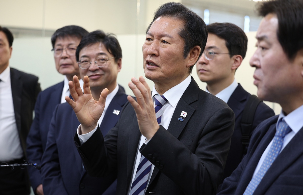 정청래(가운데) 더불어민주당 대표가 19일 인공지능 대전환(AX) 허브 조성이 예정된 대구 수성구 수성알파시티를 찾아 입주 기업인 ‘스피어AX’의 융복합관제센터에서 발언하고 있다. 대구 연합뉴스