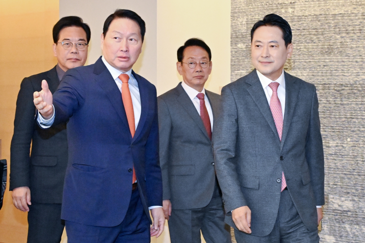 장동혁(맨 오른쪽) 대표 등 국민의힘 지도부와 최태원(왼쪽 두 번째) 대한상공회의소 회장이 19일 서울 중구 대한상의에서 간담회를 위해 이동하고 있다. 왼쪽부터 송언석 원내대표, 최 회장, 김도읍 정책위의장, 장 대표. 뉴스1