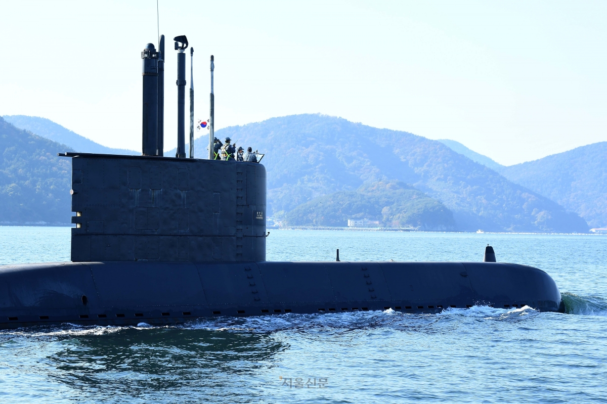 대한민국 1번 잠수함 장보고함이 19일 마지막 항해를 위해 경남 진해군항을 출항하고 있다. 2025.11.19 해군 제공
