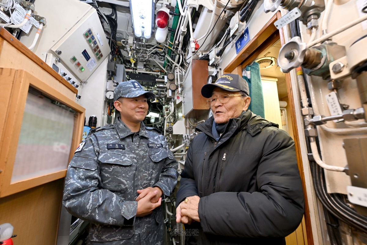19일 경남 진해 해군기지에서 해군 1번 잠수함 장보고함의 마지막 항해를 앞두고 장보고함 내부에 들어선 안병구(오른쪽) 초대함장이 이제권 장보고함장에게 당시 일화를 설명하고 있다. 2025.11.19 해군 제공