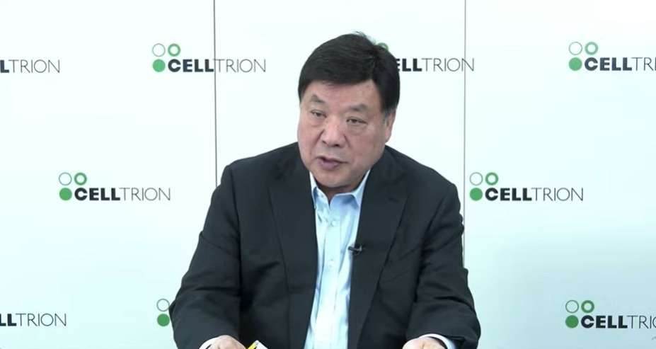 서정진 셀트리온그룹 회장이 19일 온라인 간담회에서 국내외 사업 계획을 발표하고 있다. 서 회장은 “연말까지 미국 뉴저지주 일라이 릴리 생산 공장의 인수 대금을 지불하고, 추가 증설하겠다”고 밝혔다. 셀트리온 유튜브 캡처