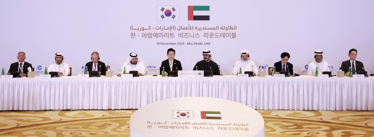 아랍에미리트(UAE)를 국빈 방문 중인 이재명 대통령이 19일 아부다비의 한 호텔에서 열린 한·UAE 비즈니스 라운드 테이블에서 발언하고 있다. 왼쪽부터 정의선 현대차그룹 회장, 압둘라 사이프 알 누아이미 주한 UAE 대사, 류진 한국경제인협회 회장, 알 스와이디 투자부 장관, 이 대통령, 칼리드 빈 무함마드 알 나하얀 아부다비 왕세자, 칼둔 칼리파 알 무바라크 무바달라 최고경영자(CEO), 김정관 산업통상부 장관, 알제유디 대외무역부 장관, 이재용 삼성전자 회장. 아부다비 연합뉴스