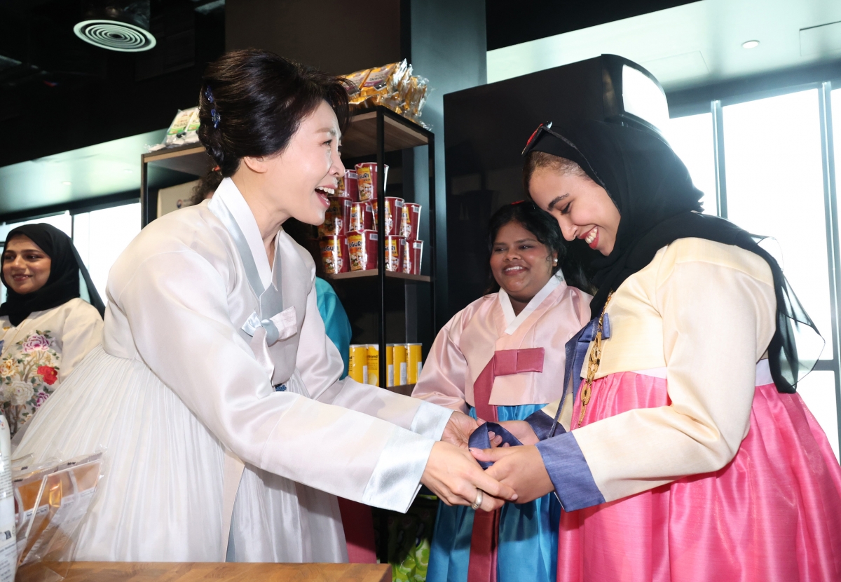 김혜경 여사가 19일(현지 시간) 아부다비 주UAE한국문화원에서 열린 할랄 K-푸드 홍보행사에서 관계자들과 인사를 하고 있다. 뉴시스