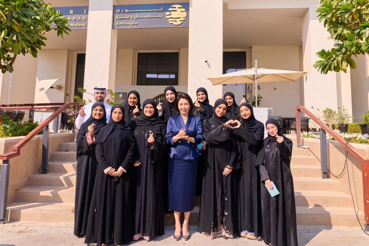 이재명 대통령과 함께 아랍에미리트(UAE)를 방문 중인 김혜경 여사가 18일(현지 시간) 아부다비 한식당에서 열린 ‘UAE 소재 대학 한류동호회’ 오찬 간담회에서 참석자들과 기념촬영을 하고 있다. 뉴시스