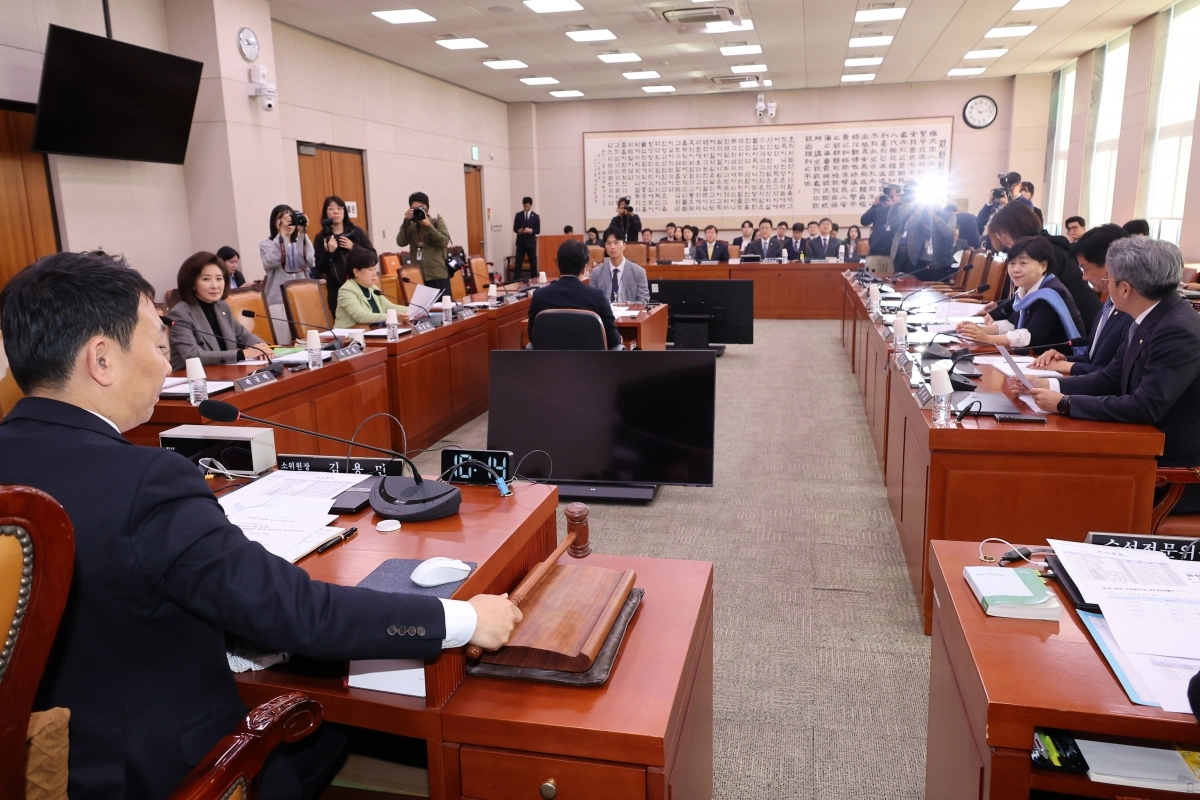 헌법연구관 정년 65세 연장 법안 소위 통과