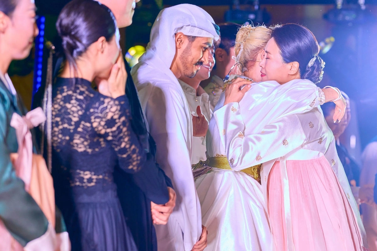 김혜경 여사가 18일(현지 시간) 아부다비 카사르 알 와탄 대통령궁에서 열린 ‘문화, UAE와 한국을 잇다’ 한-UAE 문화교류 행사에서 공연을 관람한 뒤 소프라노 조수미와 포옹하고 있다. 뉴시스