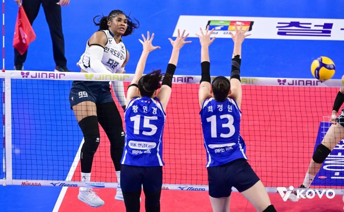 19일 화성종합체육관에서 열린 2025-2026 프로배구 여자부 IBK기업은행과 한국도로공사의 경기에서 도로공사 모마가 스파이크를 하고 있다. 2025.11.19. 한국배구연맹 제공.