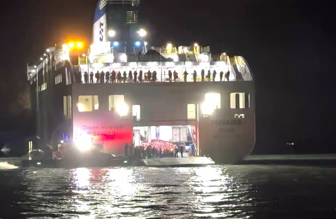 좌초 여객선서 탑승객 구조 작업